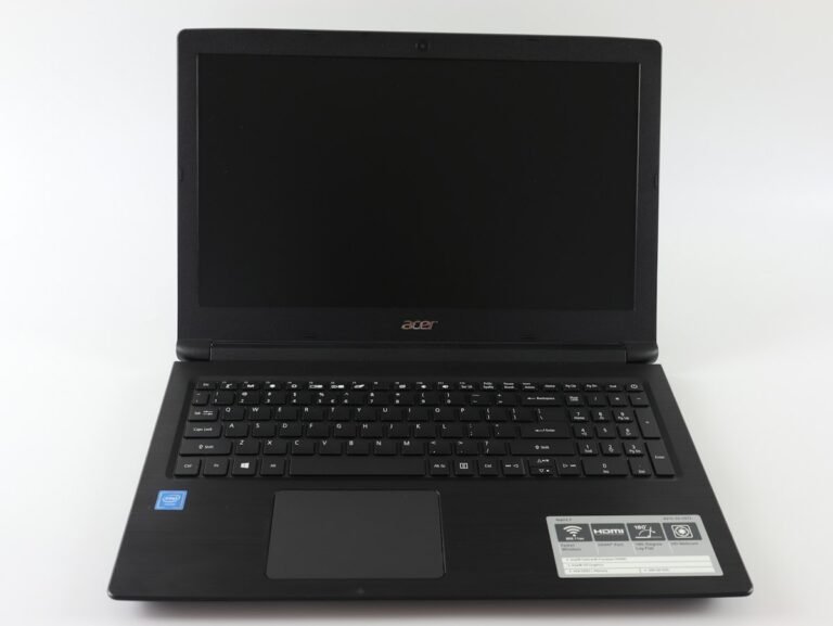 Açık Acer dizüstü bilgisayarın ekranı ve klavyesi