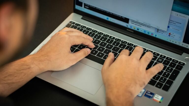 Huawei MateBook dizüstü bilgisayarda klavye kullanımı